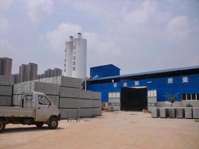 公司簡介:湖南力環(huán)建材是從事輕質(zhì)隔墻板等新型建筑材料的研發(fā),生產(chǎn)